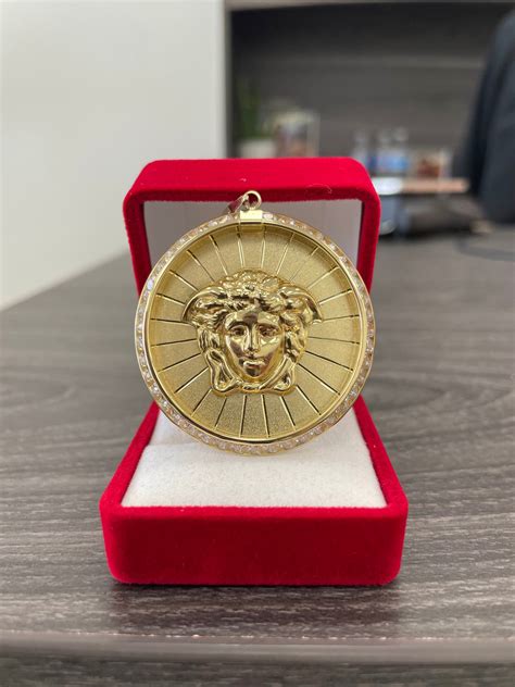 medalla versace oro|MEDALLA VERSACE 10K – osguka.